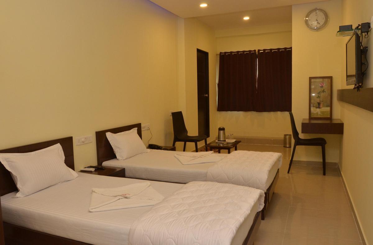 Hotel Ambience Sarkhej Buitenkant foto