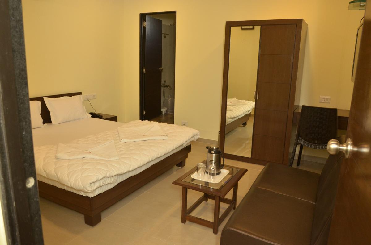 Hotel Ambience Sarkhej Buitenkant foto