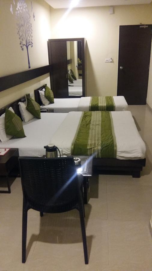 Hotel Ambience Sarkhej Buitenkant foto