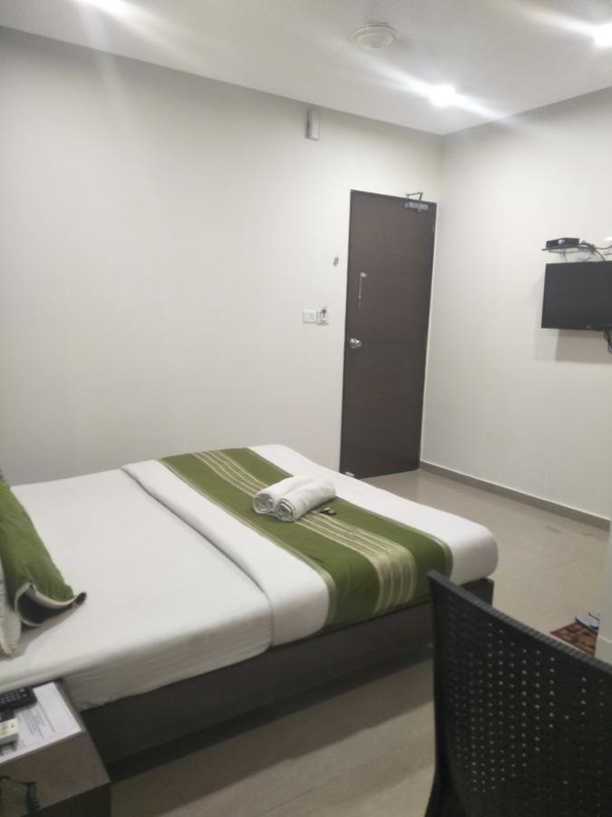 Hotel Ambience Sarkhej Buitenkant foto