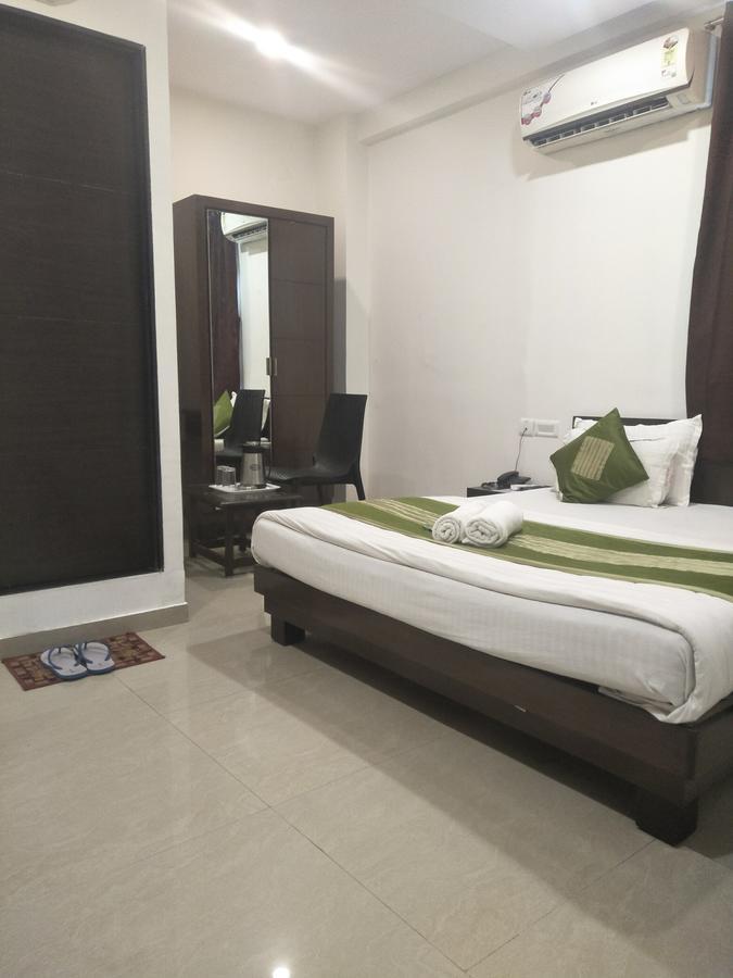 Hotel Ambience Sarkhej Buitenkant foto