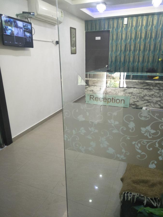 Hotel Ambience Sarkhej Buitenkant foto